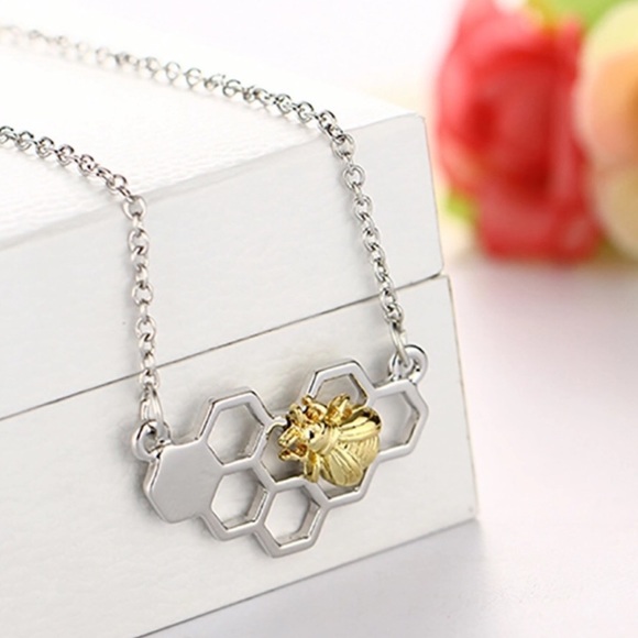 ✨ Silver Honeycomb Necklace with Bee Charm ✨ - Picture 3 of 4